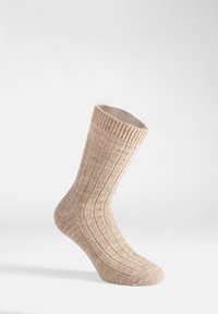 Calcetines beige, acanalados, hechos de una tela suave, con puntera y talón reforzados, de altura media hasta la pantorrilla y con una parte superior elástica y cómoda.