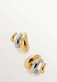 Pendientes abstractos de oro y plata con una textura suave y brillante, que presentan formas orgánicas y curvas superpuestas para un diseño elegante.