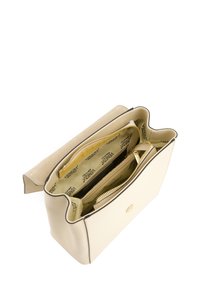Beige Lederhandtasche mit drei Reißverschlussfächern, glatter Textur und goldenen Reißverschlüssen. Das Innenfutter zeigt ein wiederkehrendes Logo-Muster.