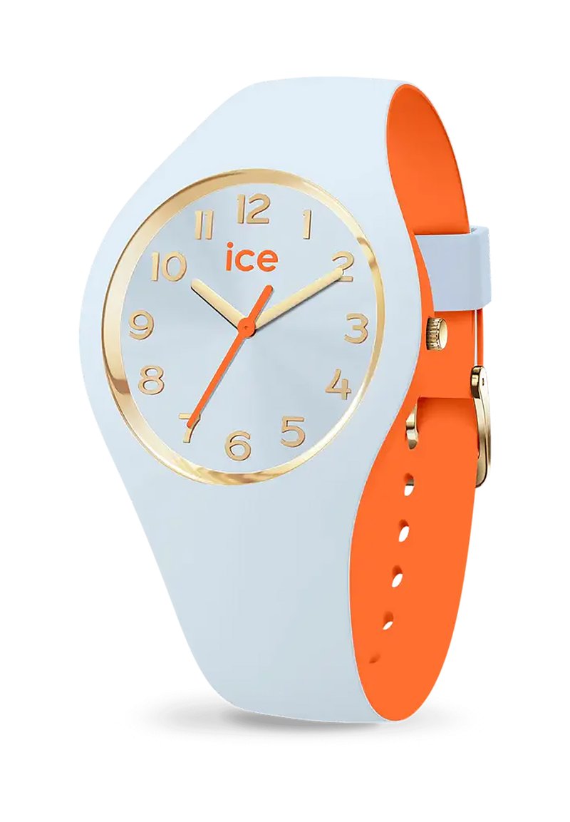 Orologio in silicone azzurro chiaro con cinturino arancione, marcatori delle ore e lancette color oro; presenta un quadrante tondo e il logo "ice" alle 12.
