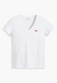 T-shirt bianco a maniche corte con scollatura a V e piccolo logo rosso Levi's sul lato sinistro del petto, su uno sfondo bianco.