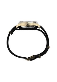 Zlatna kućište sata u obliku kruga, s prozirnim staklom i crnom kožnom narukvicom koja ima zlatnu kopču i metalne detalje.