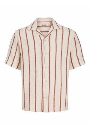 Beżowa koszula z krótkim rękawem z pionowymi ciemnoczerwonymi paskami, zapinana na guziki z przodu, z otwartym kołnierzem, pokazana na białym tle.