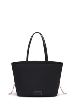Bolsa tote negra con asas largas, cordones laterales rosas y una pequeña etiqueta frontal sobre un fondo blanco.
