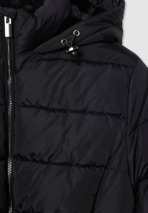 Giacca a vento nera con chiusura con zip, cappuccio regolabile e design trapuntato orizzontale. Materiale esterno liscio con fodera interna morbida.