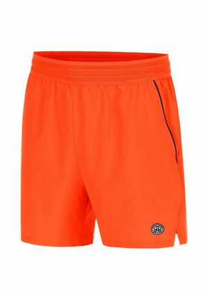 Short de sport homme orange vif avec ceinture élastique, panneaux de ventilation latéraux et petit logo noir sur la jambe gauche.