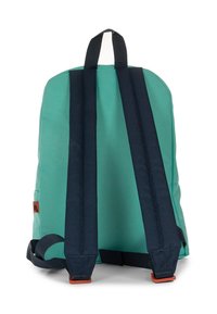 Mochila de color verde azulado claro con correas azul marino, forma rectangular, tela duradera y un pequeño logo marrón. Cuenta con correas de hombro acolchadas ajustables.