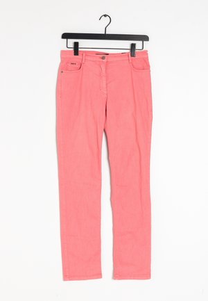 Roze broek met rechte pijpen hangend aan een zwarte hanger tegen een witte achtergrond, voorzien van voorzakken en een knoopsluiting.