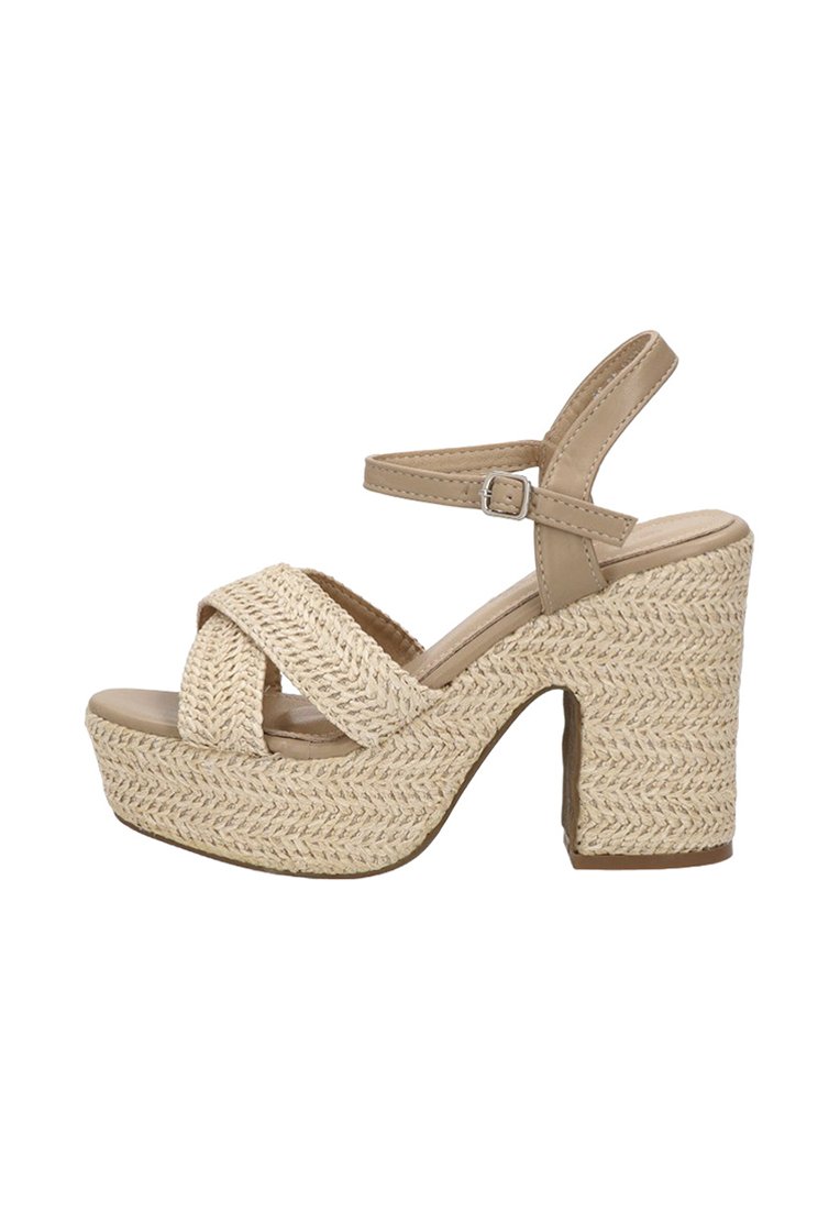Sándal de tacón alto beige con plataforma de aspecto de paja trenzada, correas cruzadas y correa ajustable en el tobillo. Acentos de faux cuero suave.