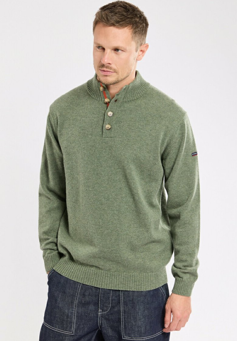 Pull en maille vert avec un col montant, patte de boutonnage à trois boutons et poignets côtelés. Coutures contrastantes notables et logo sur la manche.