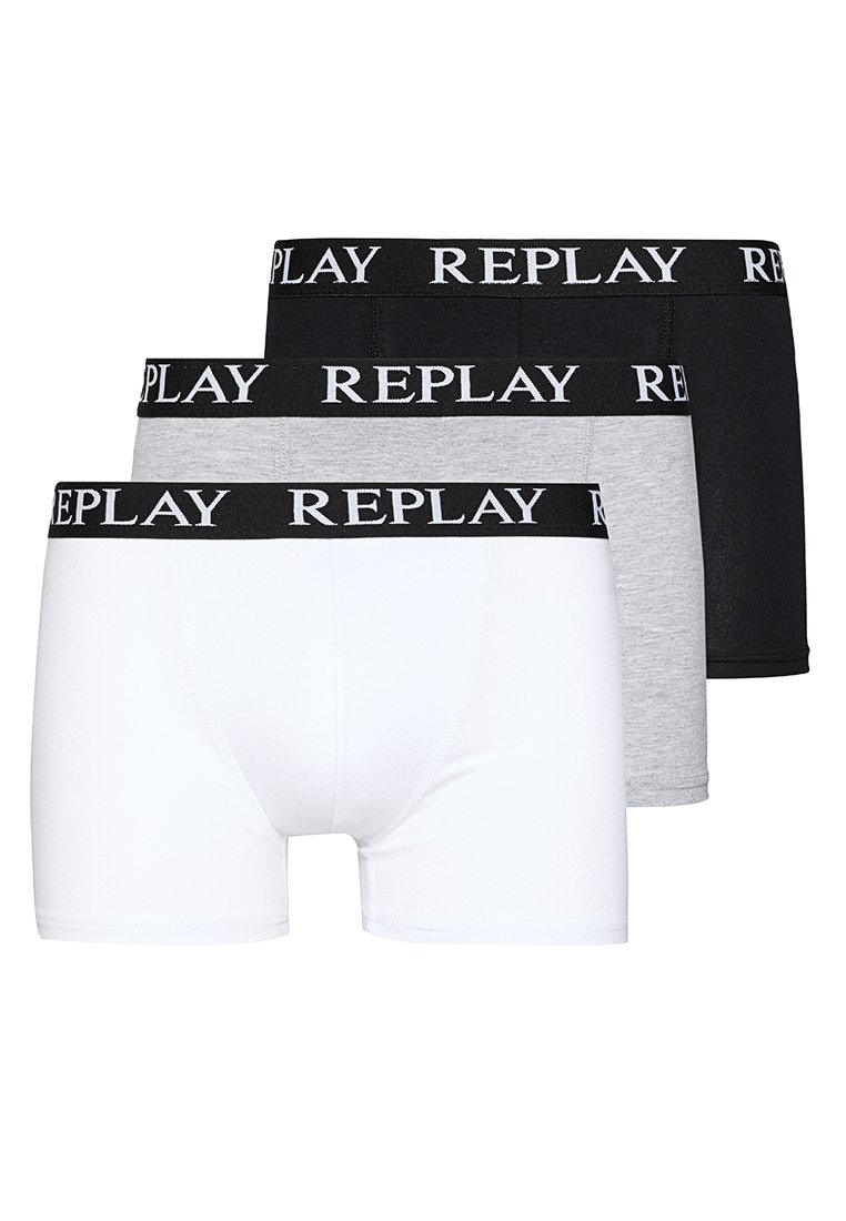 Drei Paar Herren-Boxershorts in Weiß, Grau und Schwarz mit schwarzen Bündchen, die mit weißem "REPLAY"-Text versehen sind.