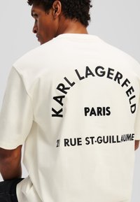 KARL LAGERFELD RUE ST-GUILLAUME - Tričko s potlačou - cannoli cream