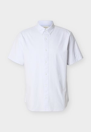 Άσπρο πουκάμισο με κοντά μανίκια, κουμπωτό, φτιαγμένο από βαμβάκι, με κλασικό γιακά και μικρό κεντημένο λογότυπο στο στήθος.