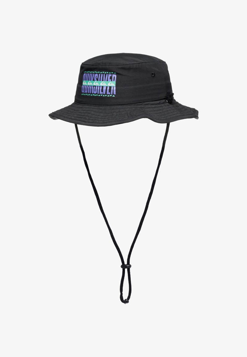 Chapeau seau noir en tissu, avec un logo frontal aux couleurs pastel et une sangle au menton réglable. Large bord et surface texturée.