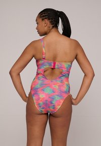 Baddräkt i färgglatt tie-dye-mönster med rosa, grön och blå nyanser. Har en enskild axelrem och en cirkulär öppning på ryggen.