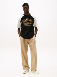 Tommy Hilfiger F1 MOVIE GRAPHIC RINGER T-SHIRT - T-shirts med print - black/ecru