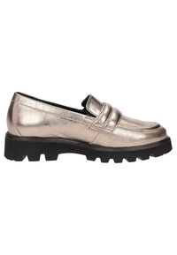 Metallisch goldene Loafers mit einer stabilen schwarzen Gummisohle, die eine glatte Oberfläche und ein klassisches Penny-Slot-Detail auf dem Blatt aufweisen.