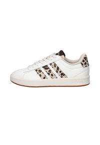 Witte sneakers met luipaardprintaccenten op de hiel en drie strepen, voorzien van een getextureerd leren bovenwerk en een zool van gumrubber.