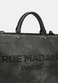 Borsa tote in pelle nera con testo embossato "RUE MADAME PARIS", dotata di manici doppi e accenti in hardware dorato. Texture liscia.