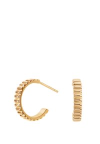 Złote kolczyki w kształcie kółek o żłobionej fakturze, z bezpiecznym zapięciem i lekko zaokrąglonym, asymetrycznym wzorem.