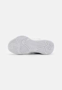 Semelle de sneaker blanche en caoutchouc texturé, avec des motifs courbes et en zigzag pour l'adhérence. Marque discrète près de la zone du talon.