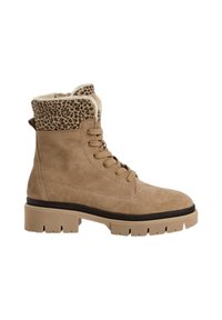 Bottine en suède beige avec un col en fausse fourrure à imprimé léopard, lacets sur le devant et semelle beige robuste. Présente un matériau texturé et un talon épais.