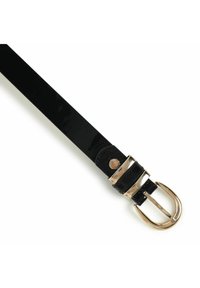 Cintura nera lucida con fibbia in metallo dorato, caratterizzata da tre fasce orizzontali decorative vicino alla fibbia e un pannello testurizzato.