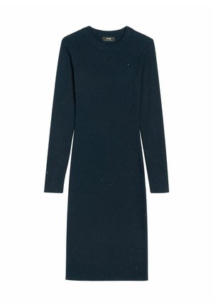 Sukienka dzianinowa w ciemnym granacie z długimi rękawami, prążkowaną fakturą i delikatnymi iskierkami w całej powierzchni. Okazały dekolt i dopasowany krój.