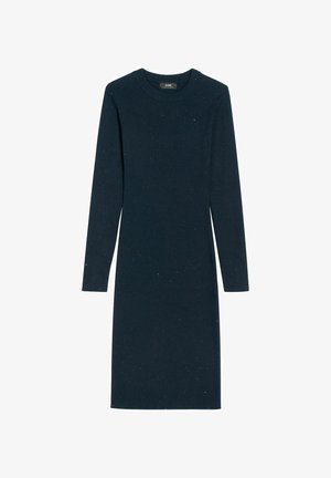 Sukienka dzianinowa w ciemnym granacie z długimi rękawami, prążkowaną fakturą i delikatnymi iskierkami w całej powierzchni. Okazały dekolt i dopasowany krój.