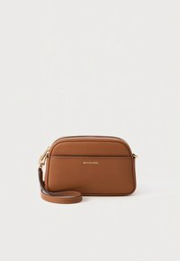 Geantă crossbody din piele maro deschis cu închidere cu fermoar și logo auriu, prevăzută cu o curea detașabilă și margini rotunjite pentru un design compact.