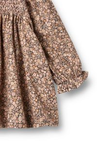 Braunes Blumenmaxi mit langen, gepufften Ärmeln und gerafftem Smock am Ausschnitt. Das Kleid zeigt ein Muster aus kleinen Blumen in rosa- und orangetönen.