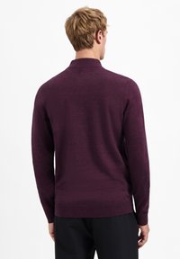 Burgunderfarbener Pullover mit Kragen, aus weichem Stoff. Verfügt über gerippte Bündchen und Saum sowie ein strukturiertes Muster auf der Oberfläche.