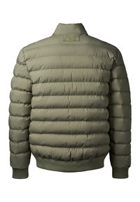 Maslinasto zelena puffer jakna s kvadratnim horizontalnim šavovima, rebrastim naramenicama i rubovima, te malom izvezenom logotipom ispod ovratnika.