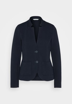 Námořnický modrý blazer s klopou, dvěma předními kapsami a dvěma knoflíky. Vyroben z texturované tkaniny s přiléhavým střihem.