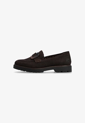 Dunkelbrauner Lederloafer mit klobiger Sohle, dekorativer Schnalle und gesteppten Details, von der Seite auf weißem Hintergrund gesehen.