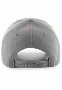 Gorra de béisbol gris con una tela texturizada, correa de plástico ajustable en la parte trasera y orificios de ventilación para transpirabilidad.