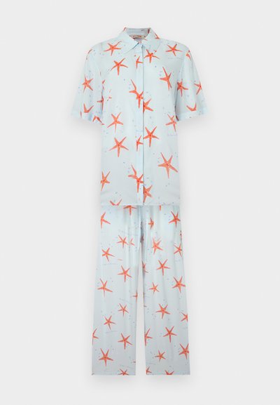 Chemise à manches courtes bleu clair avec boutons et pantalon imprimé d'étoiles de mer orange et de petites bulles bleues sur le tissu.