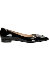 Ballerines en cuir verni noir avec un bout pointu, un petit talon plat et un accent en boucle rectangulaire argentée sur le dessus. Texture lisse et brillante.