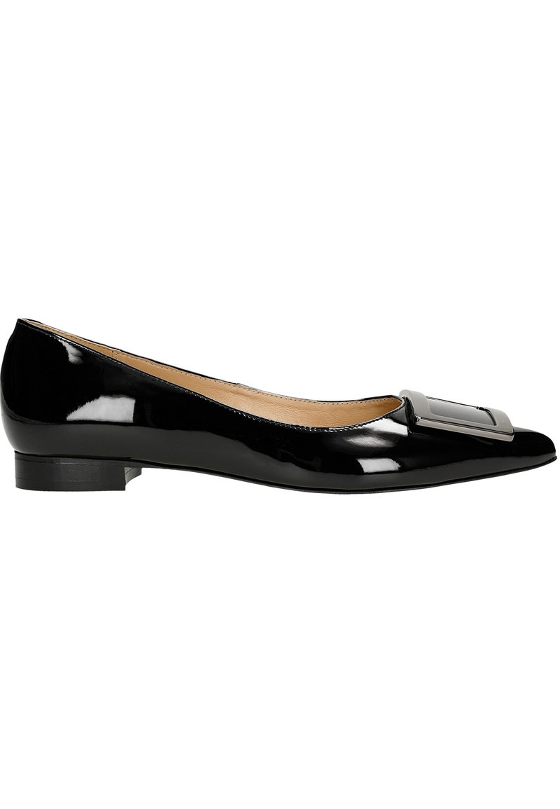 Ballerines en cuir verni noir avec un bout pointu, un petit talon plat et un accent en boucle rectangulaire argentée sur le dessus. Texture lisse et brillante.