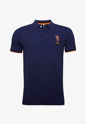 Polo de color azul marino hecho de algodón, con cuello, dos botones y detalles en naranja en las mangas, con un logo de USPA.