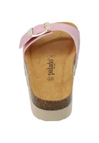 Roze leren slipper met een zilveren gesp, kurken voetbed en lichtgekleurde zool. Gegeven insole voor extra comfort. Merk "palado" zichtbaar.