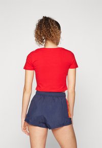 adidas Sportswear ESSENTIALS 3 STRIPES BABY - Potiskana majica - better scarlet