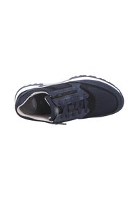 Scarpa sportiva blu navy con tomaia in mesh e suede, dotata di lacci, una cerniera laterale e una suola in gomma bianca con un motivo testurizzato.