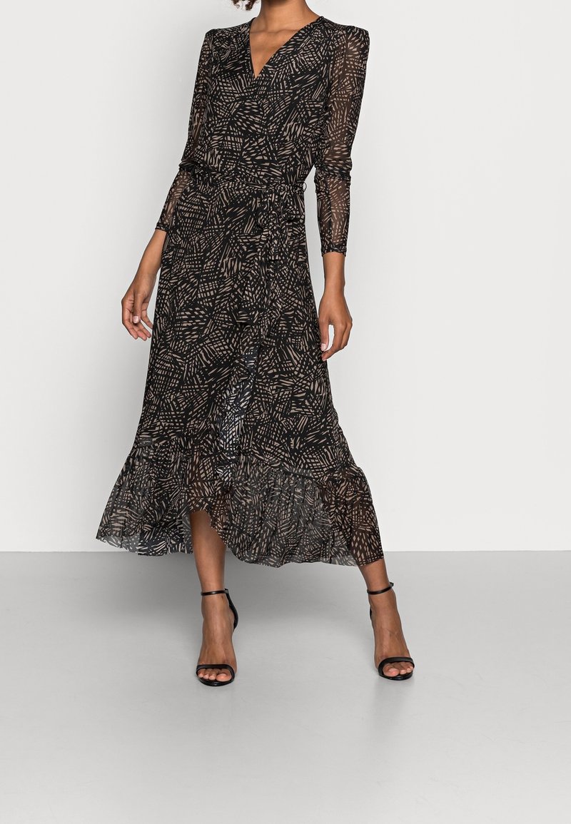 Schwarzes Kleid mit V-Ausschnitt, langen durchsichtigen Ärmeln und einem rüschierten, knielangen Saum. Es hat ein geometrisches Muster in Beige und Braun.