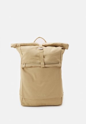 Sandfarbener Rolltop-Rucksack aus strapazierfähigem Stoff, mit einer vorderen Reißverschlusstasche, verstellbaren Tragriemen und einem minimalistischen Design mit eingeprägtem Logo.