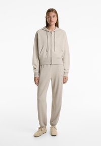 OYSHO RELAXED FIT - Donji dijelovi trenirke - beige