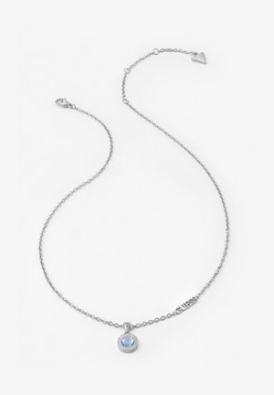 Srebrny naszyjnik łańcuszkowy z okrągłym wisiorkiem z jasnoniebieskim kamieniem szlachetnym, grawerowaną obręczą oraz trójkątnym zapięciem z logo.