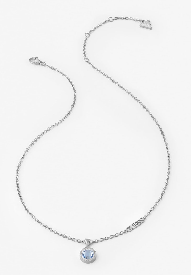 Collana in argento con pendente rotondo, decorato con una pietra preziosa azzurro chiaro, un bordo incavato e un gancio triangolare con dettaglio del marchio.