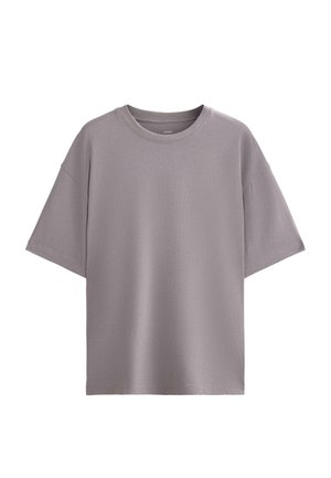 Lichtgrijs oversized T-shirt van zacht katoen met korte mouwen en een geribde ronde hals; gladde textuur en minimale naden.