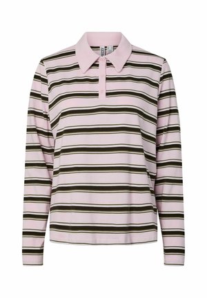Polo a maniche lunghe con sfondo rosa e strisce orizzontali verdi scure e bianche; presenta un collo a polo e una chiusura con tre bottoni.
